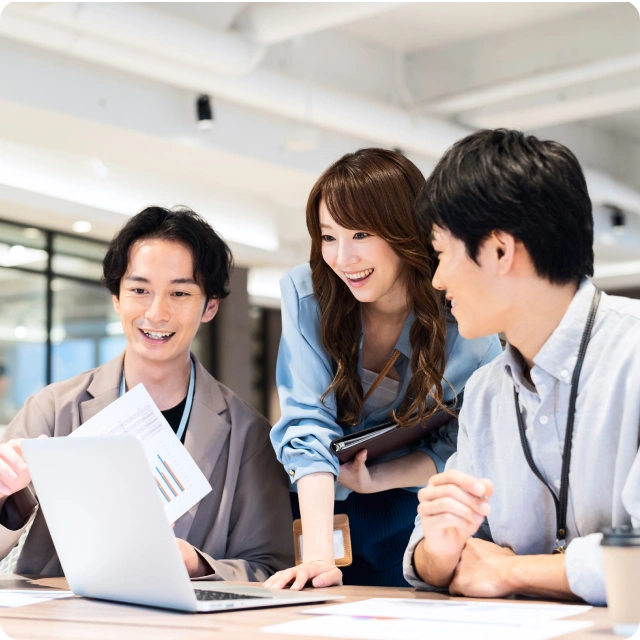オフィスで協働する社員の様子